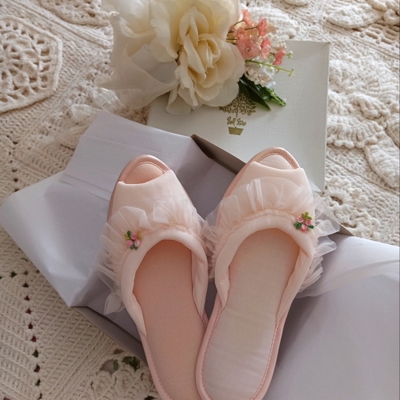 UNWORN, PRECIOUS, PINK BRIDAL SLIPPERS IN ORIGINAL GIFT BOX FROM THE 1950S! - Picture 14 of 15